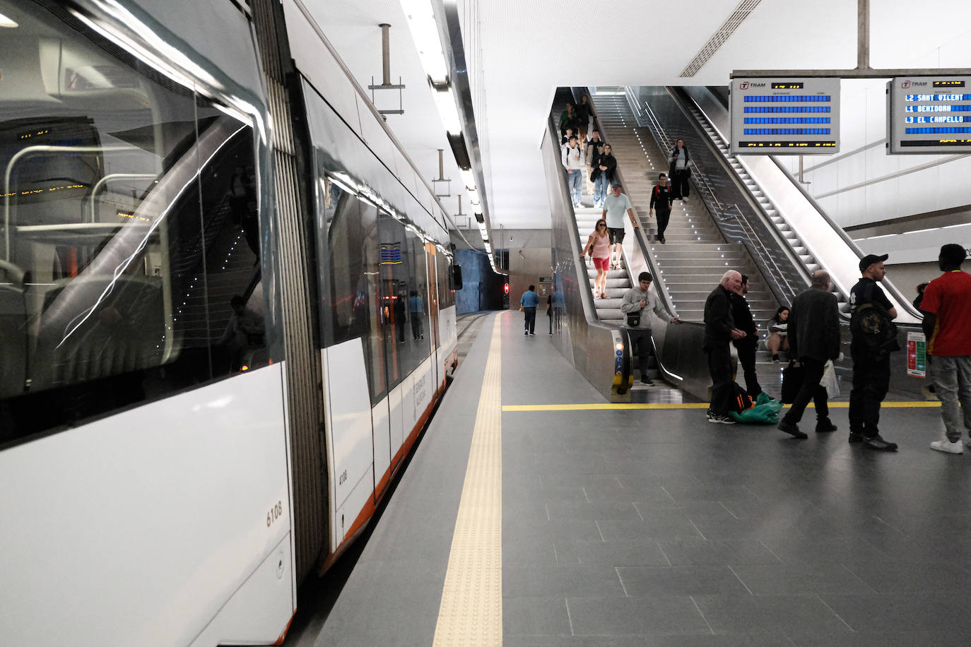 Primer día de reapertura de la estación del Tram en Luceros tras las obras