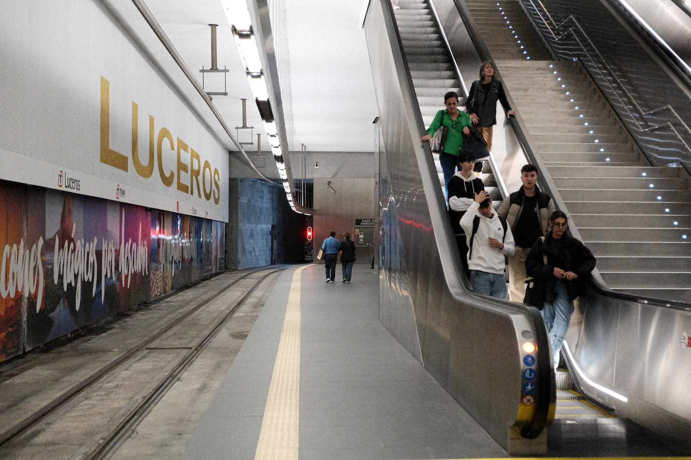 Primer día de reapertura de la estación del Tram en Luceros tras las obras