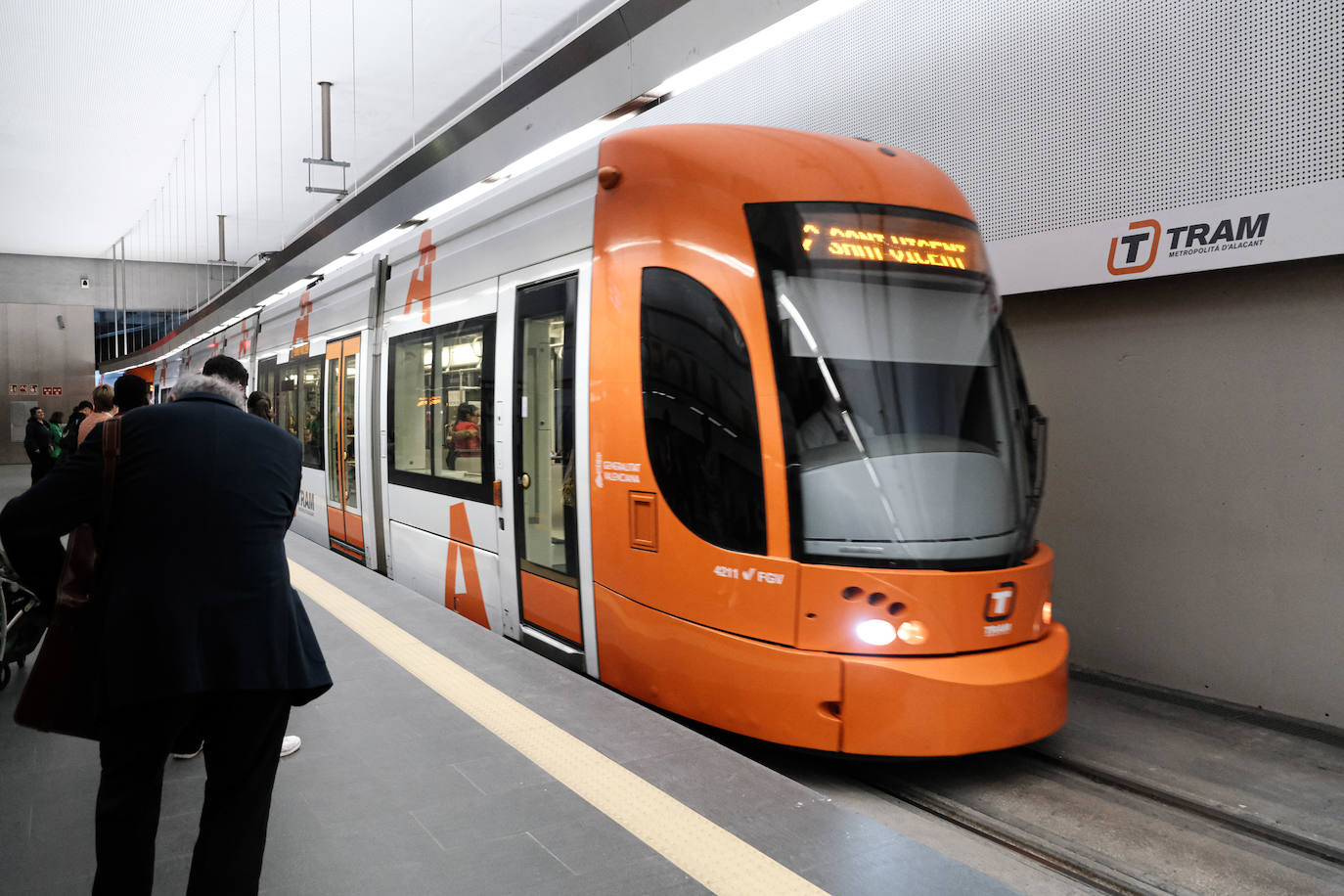 Primer día de reapertura de la estación del Tram en Luceros tras las obras