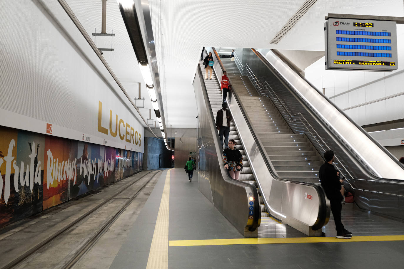 Primer día de reapertura de la estación del Tram en Luceros tras las obras