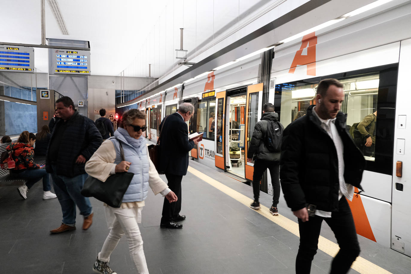 Primer día de reapertura de la estación del Tram en Luceros tras las obras