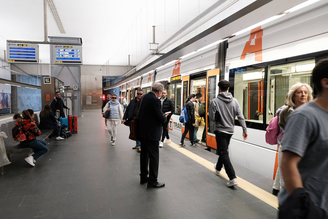 Primer día de reapertura de la estación del Tram en Luceros tras las obras