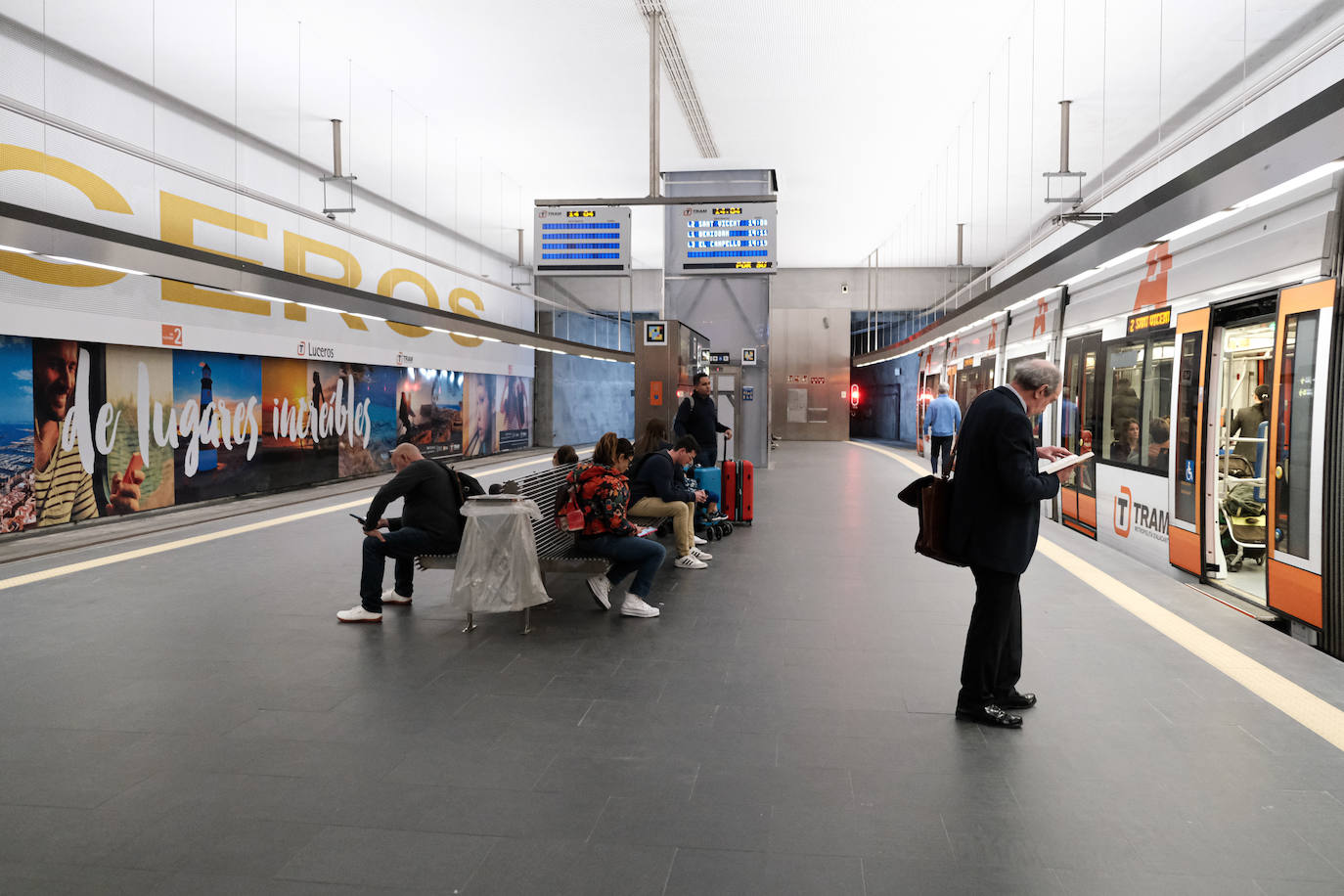 Primer día de reapertura de la estación del Tram en Luceros tras las obras