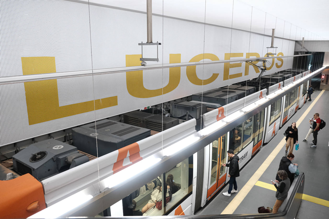 Primer día de reapertura de la estación del Tram en Luceros tras las obras