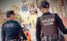 Una pareja de policías locales patrullando por Elche.