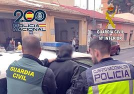 Agentes de la Guardia Civil y la Policía Nacional, con uno de los detenidos.