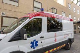 Ambulancia en las inmediaciones de un centro sanitario en la provincia de Alicante.