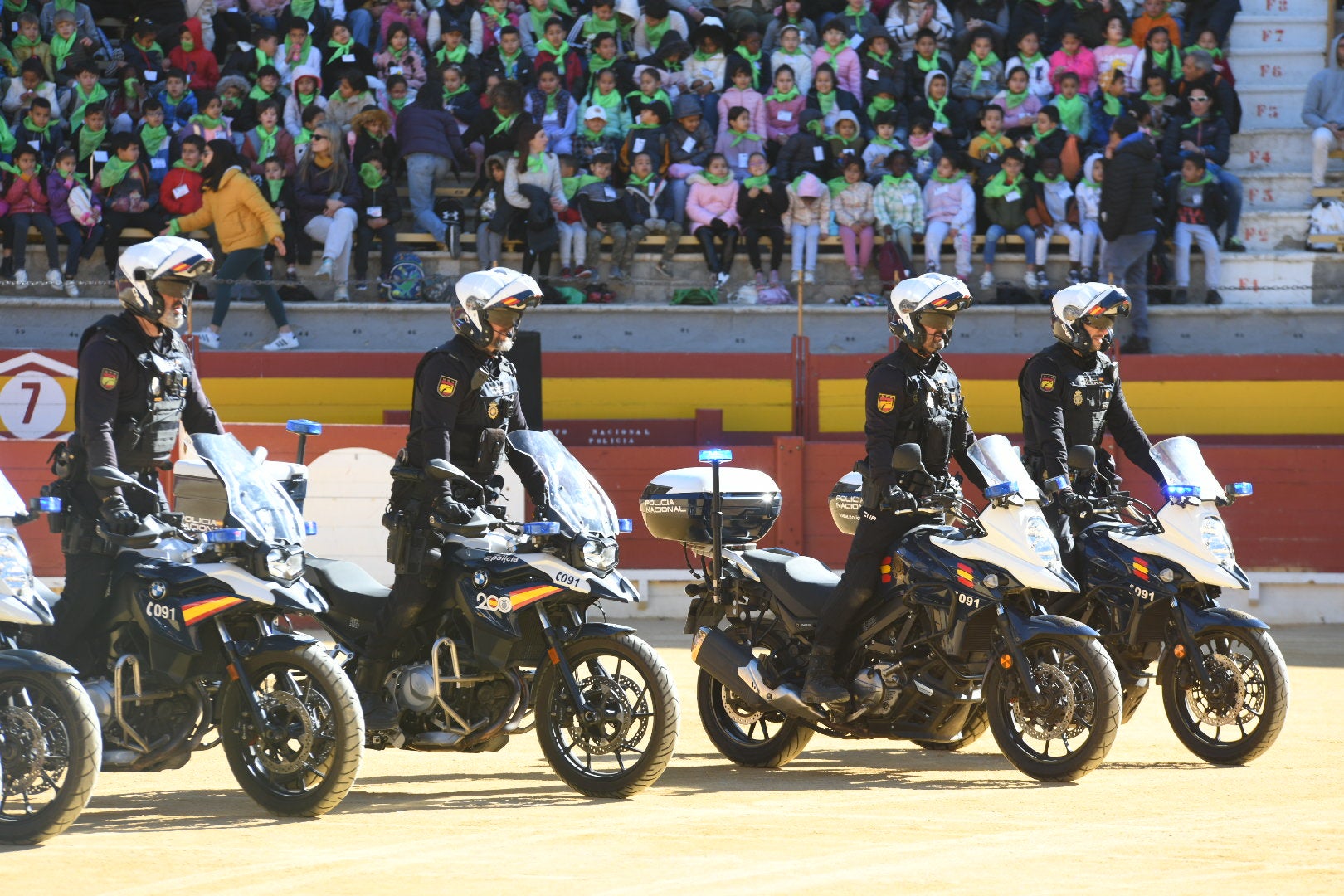 Imágenes de la espectacular exhibición de la Policía Nacional en Alicante