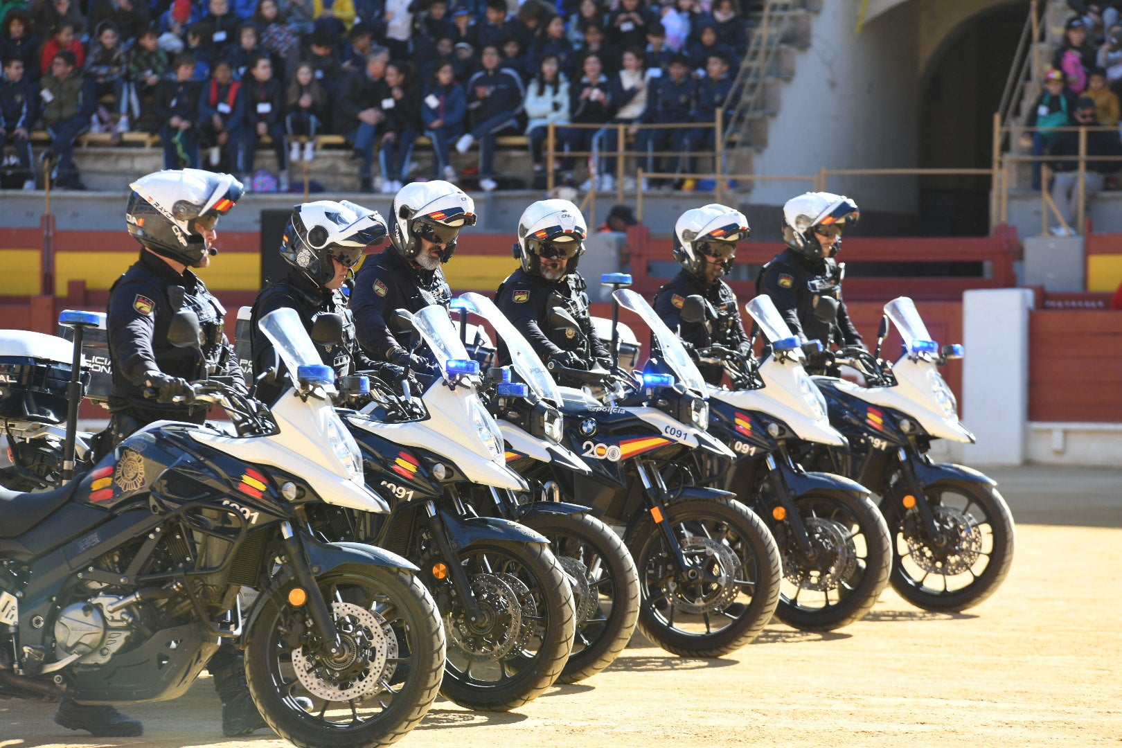 Imágenes de la espectacular exhibición de la Policía Nacional en Alicante