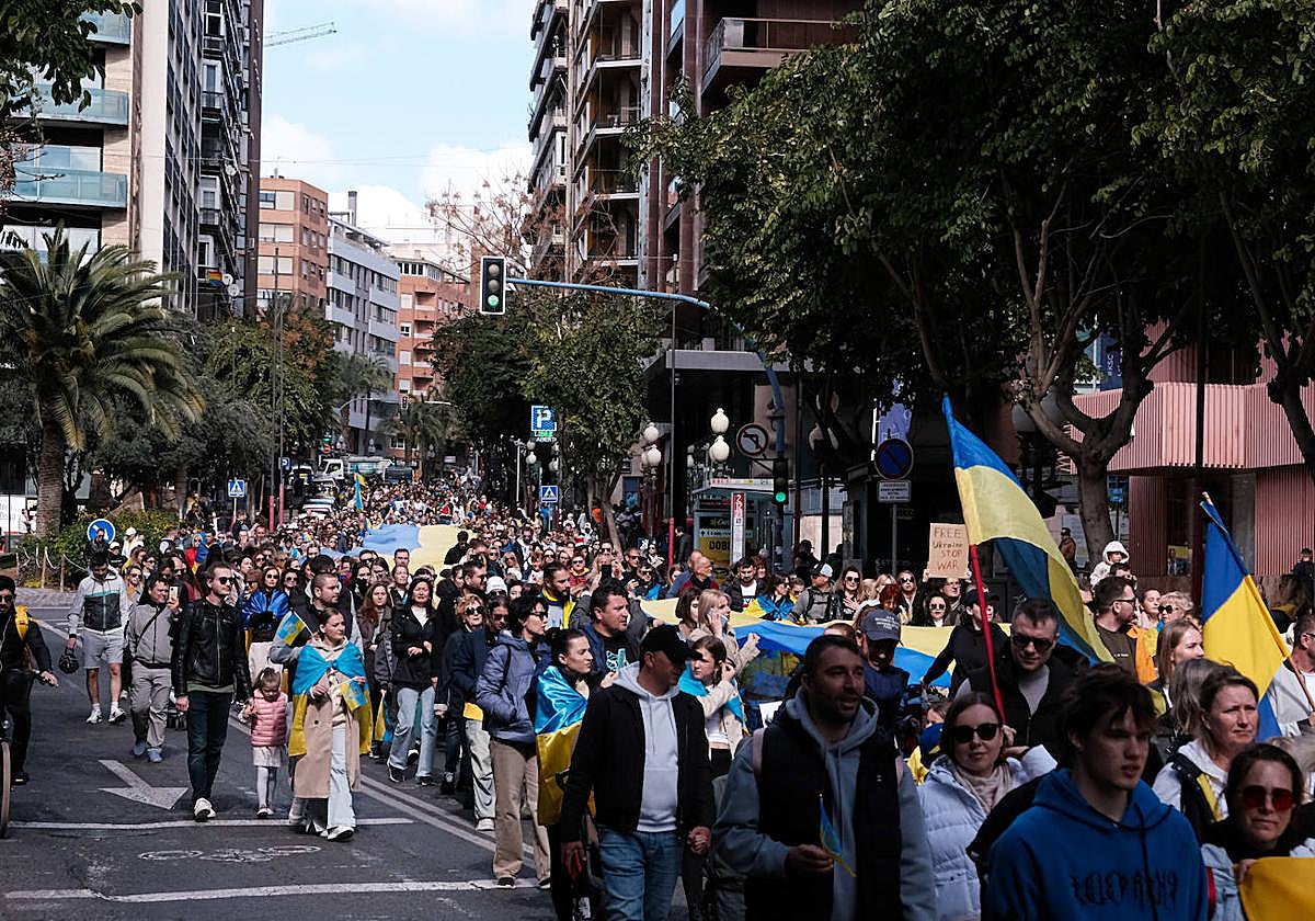 La bandera de Ucrania recorre Alicante en el segundo aniversario del estallido de la guerra