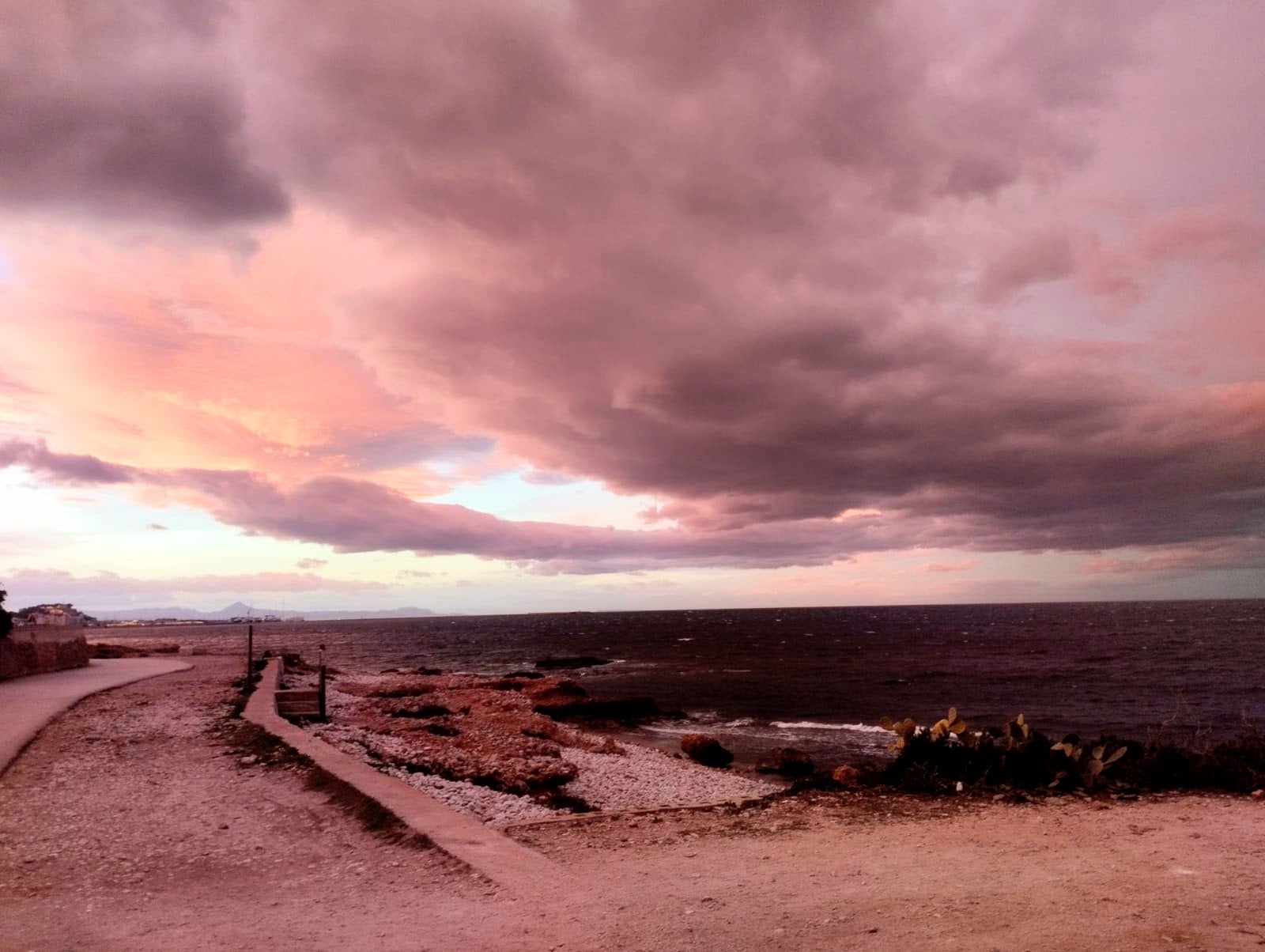 El cielo estará cubierto durante la jornada del lunes.