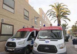 Ambulancias en el hospital de Elche.