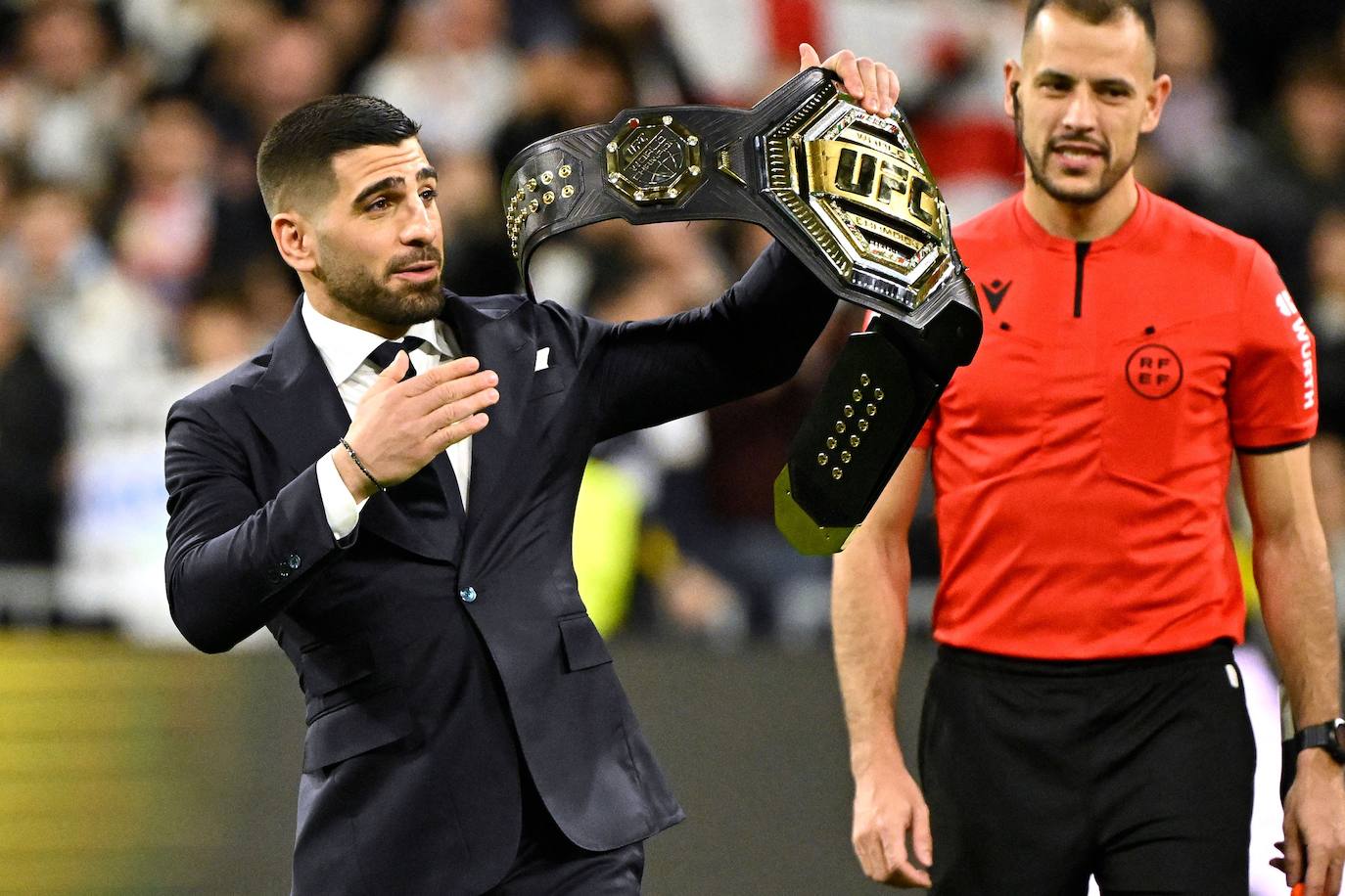 Así fue el saque de honor de Topuria en el Santiago Bernabeu