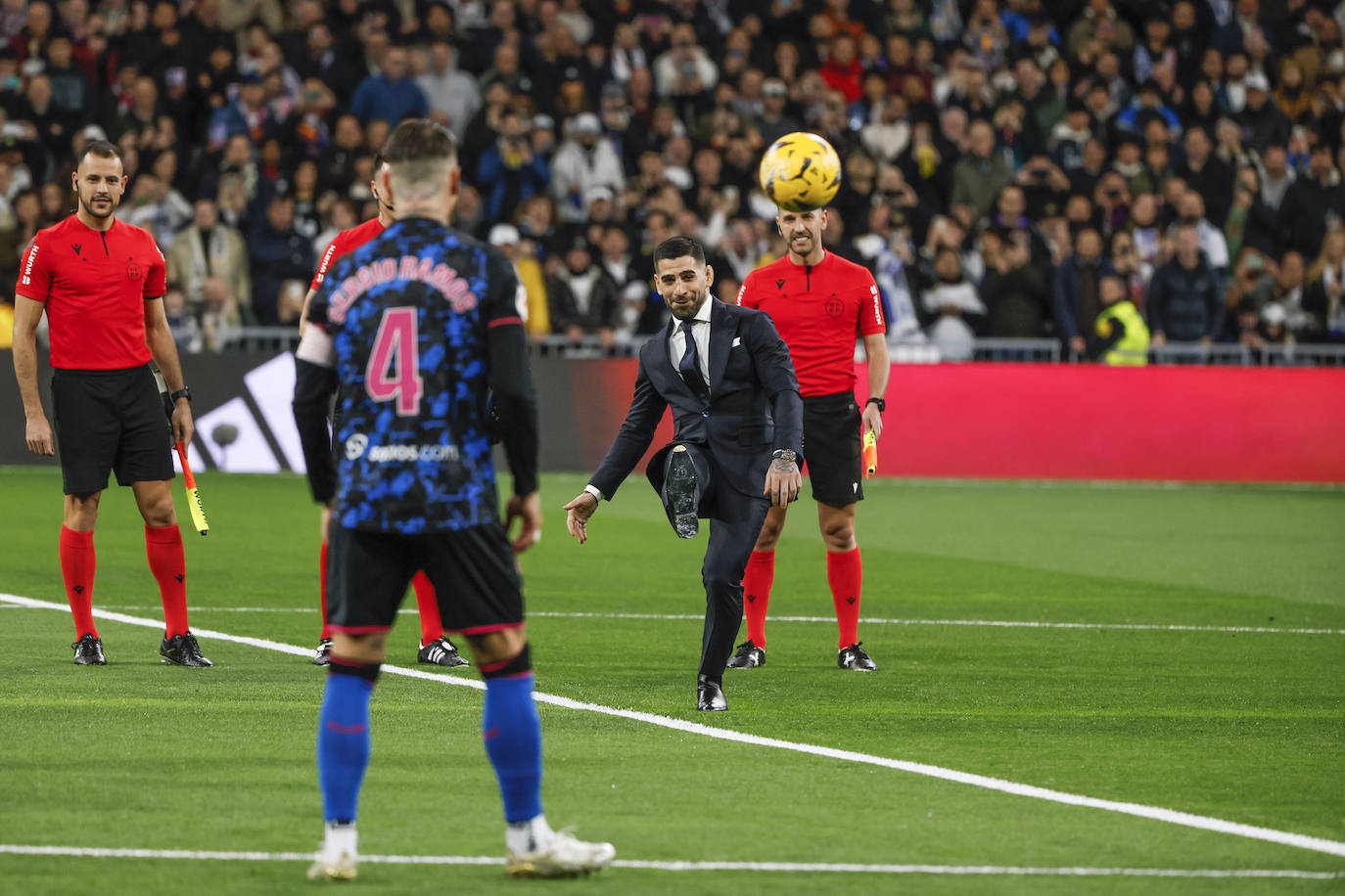 Así fue el saque de honor de Topuria en el Santiago Bernabeu
