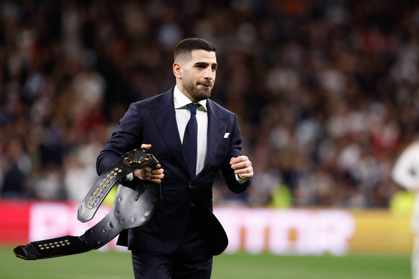 Así fue el saque de honor de Topuria en el Santiago Bernabeu