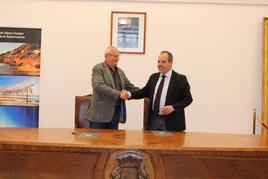 El alcalde de Dénia, Vicent Grimalt y el presidente de la Cámara de Alicante, Carlos Baño, tras la firma del acuerdo.