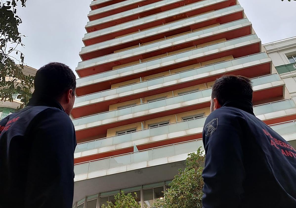 Dos técnicos inspeccionan visualmente un edificio en Alicante.