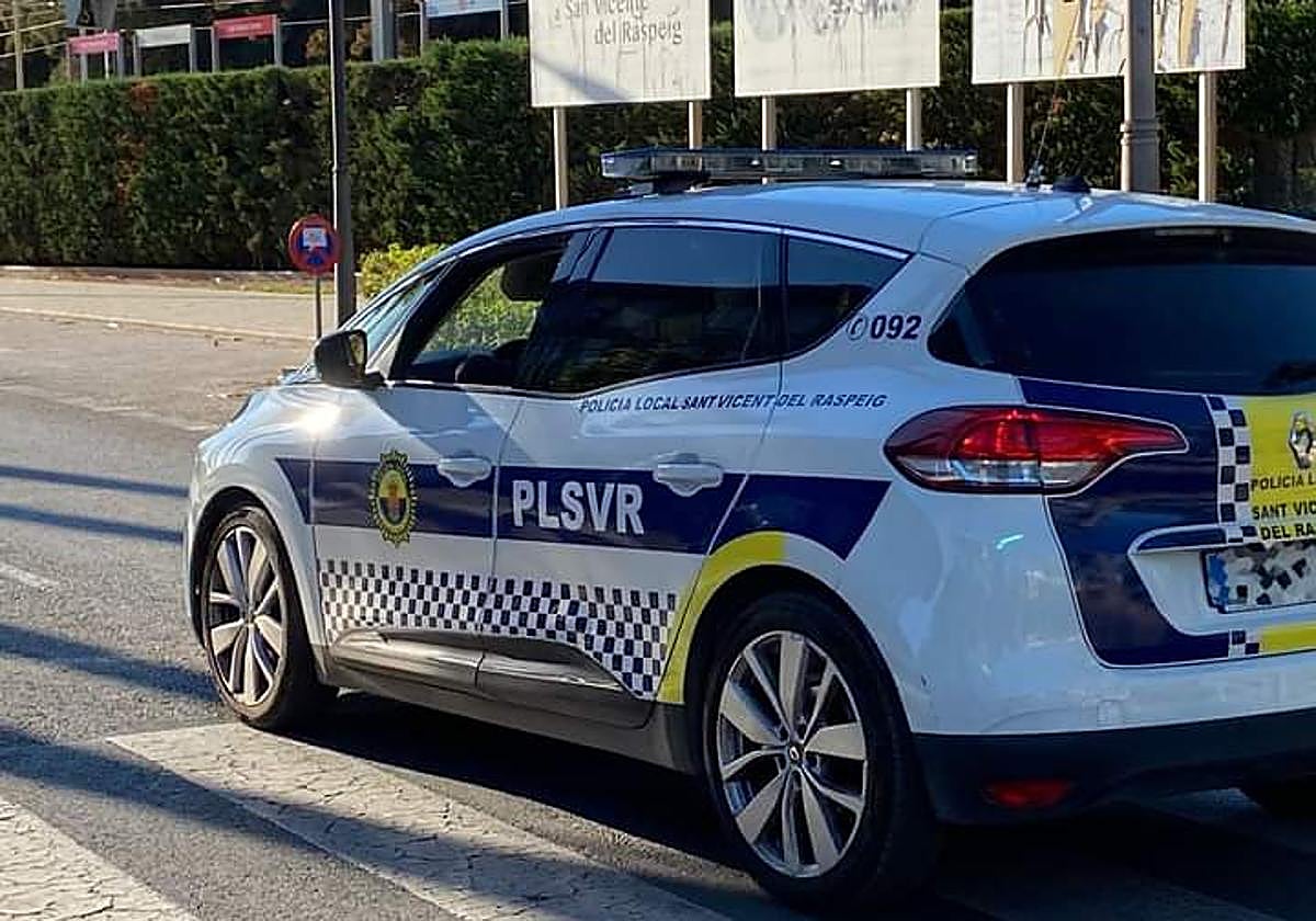 Un coche patrulla de la Policía Local de San Vicente.