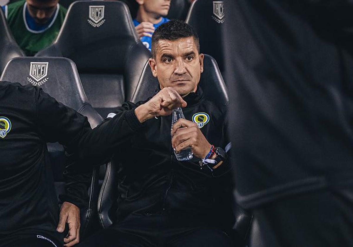 Rubén Torrecilla abre una botella de agua antes de un partido en el Rico Pérez.