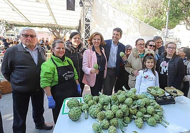 La alcaldesa de Almoradí, María Gómez, y el ahora presidente de la Generalitat, Carlos Mazón, en el congreso del año pasado