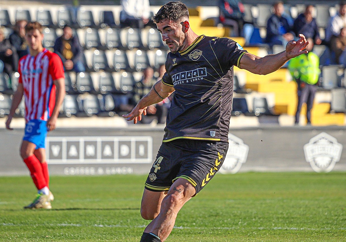 Eneko Undabarrena se dispone a golpea el balón en el Antonio Solana.