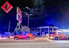 Imagen de los bomberos en el exterior del local incendiado