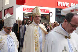 El obispo Munilla durante la procesión de San Nicolás.