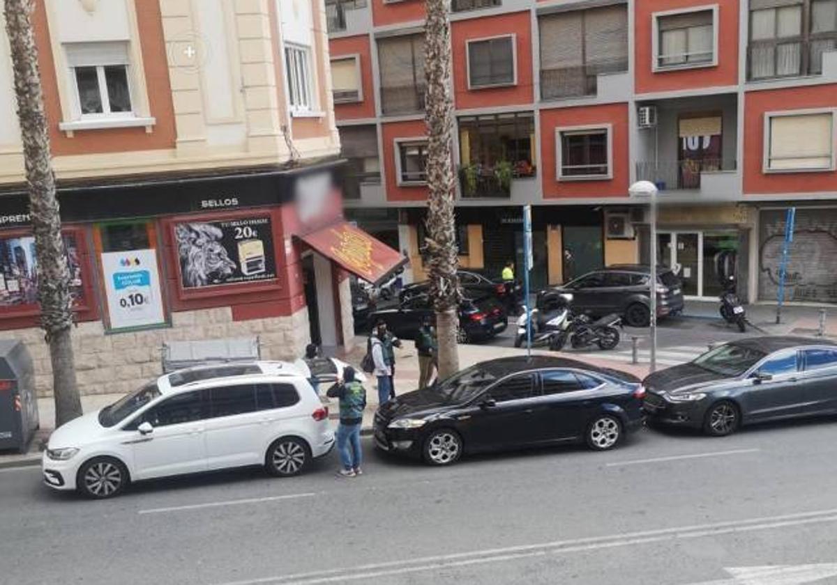 Los agentes de la Guardia Civil durante la irrupción en la copistería.