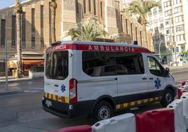 Foto de archivo de una ambulancia circulando por la ciudad de Alicante.