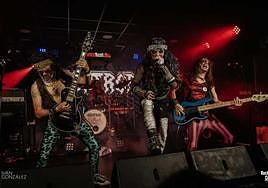 Gigatron en mitad de una actuación.