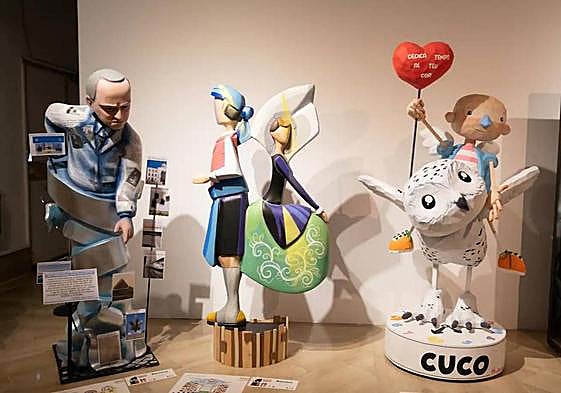 Algunos ninots de la barraca en la última exposición en la Lonja del Pescado de Alicante.