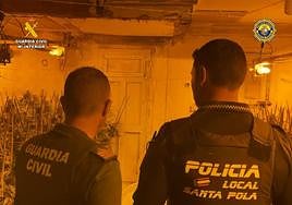 Un agente de la Guardia Civil y otro de la Policía Local de Santa Pola en la plantación de marihuana.