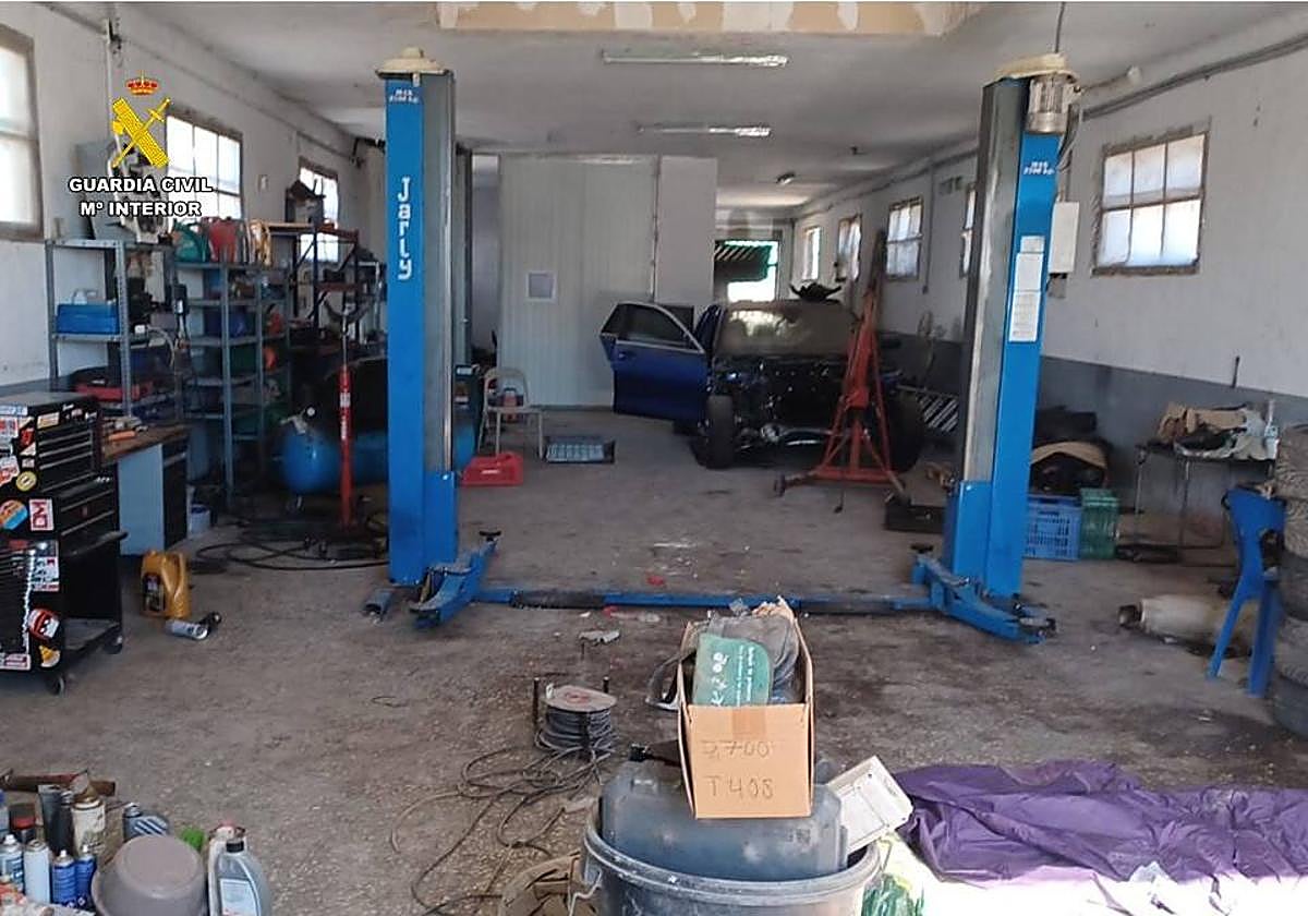 Imágenes del taller ilegal.