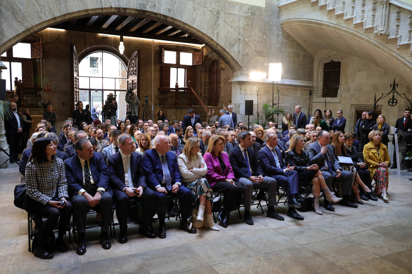 Imagen principal - Varios momento del acto del Día de la Empresa celebrado en el Palau. 