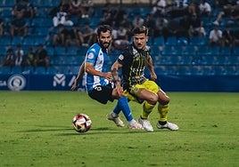 Candelas presiona a un rival en el Rico Pérez.