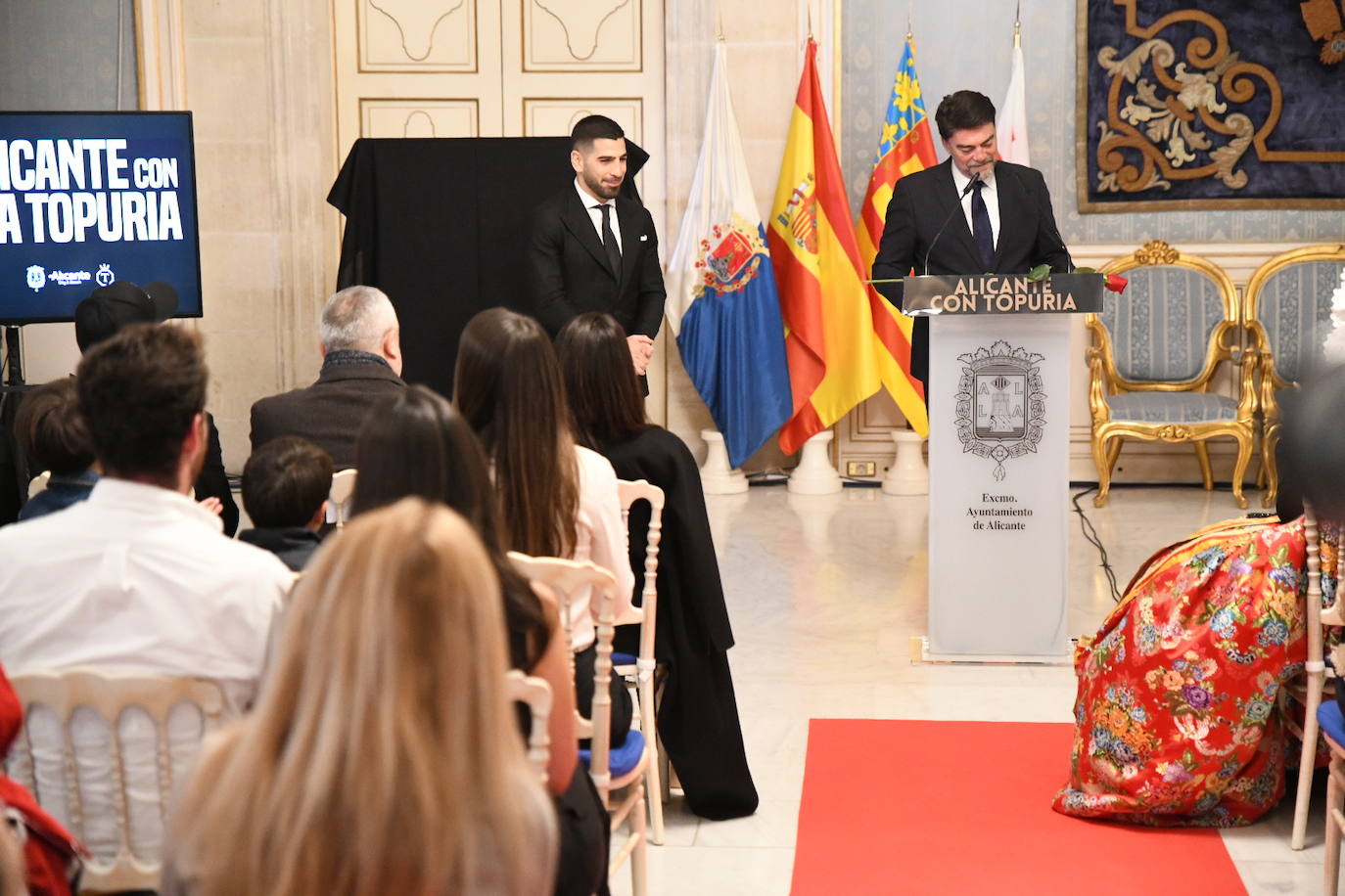 Topuria se da un baño de masas en Alicante