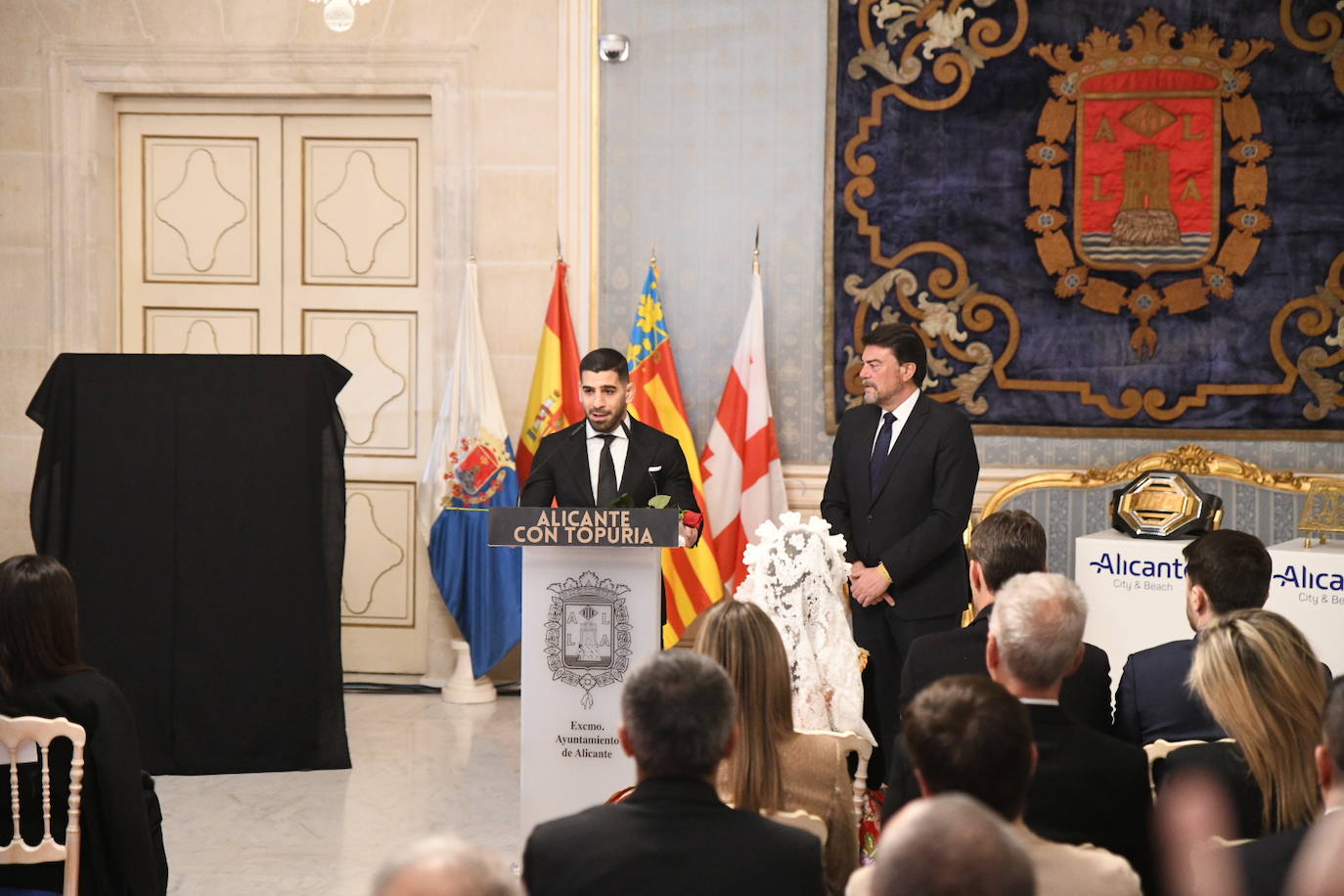 Topuria se da un baño de masas en Alicante