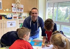 Pascual junto a sus alumnos del colegio Sant Roc de Alcoi.