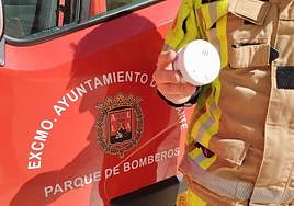 Un bombero del Speis con uno de los 300 dispositivos donados al Ayuntamiento de Alicante.