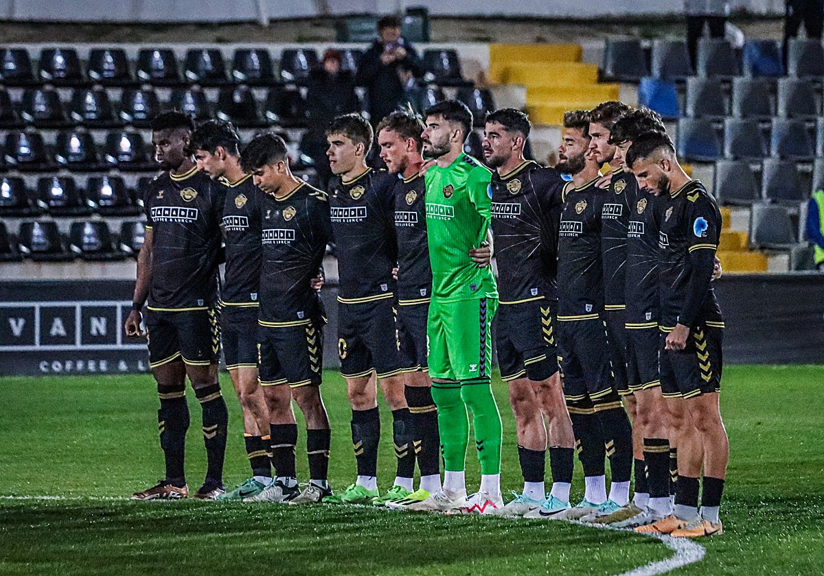 Minuto de silencio de los jugadores del Intercity ante el Linares.