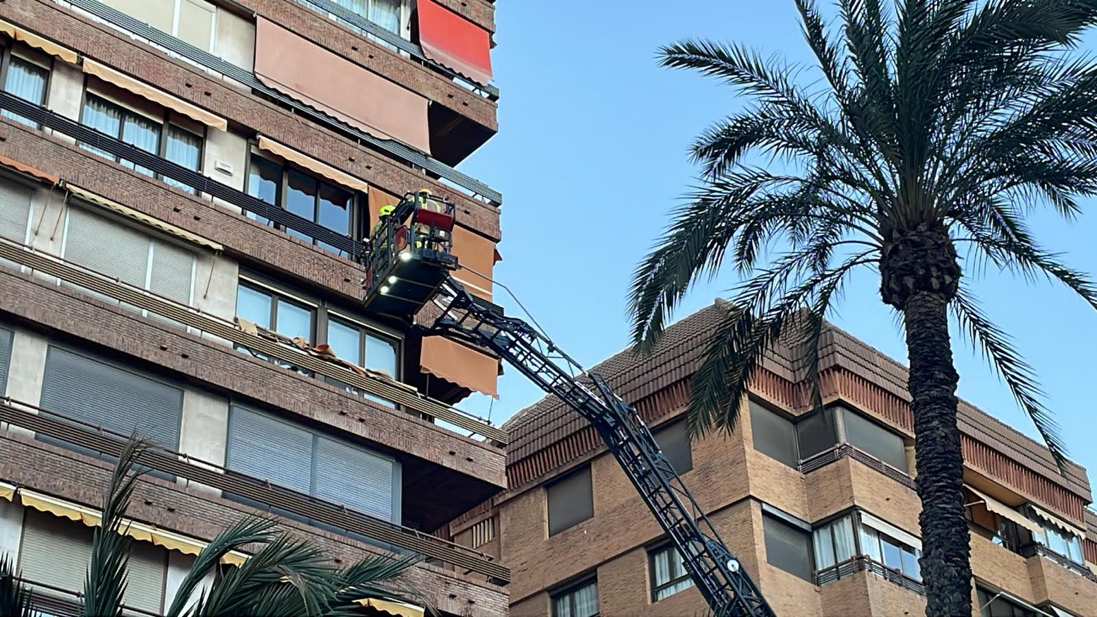 Unos bomberos actúan en un edificio en pleno centro de Alicante.