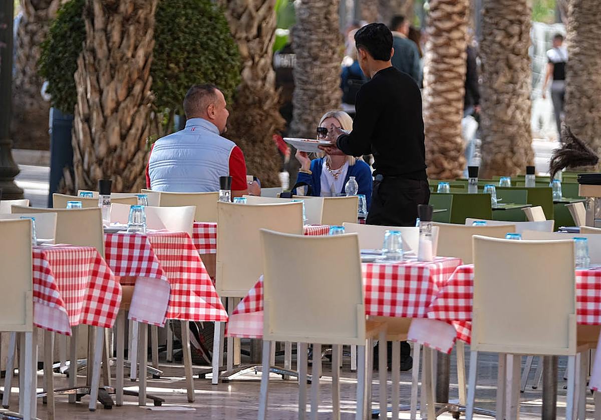 Un camarero en un bar del centro de Alicante.