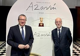 Toni Pérez y Carlos Crehueras presentan los diez finalistas del Premio Azorín 2024.
