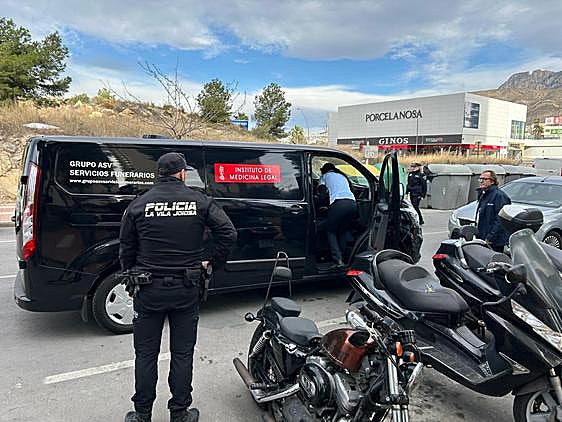 Los servicios fúnebres llegan al lugar del incendio