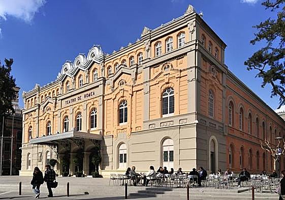 Fachada del Teatro Romea de Murcia, donde se plantará la hoguera de las convivencias.