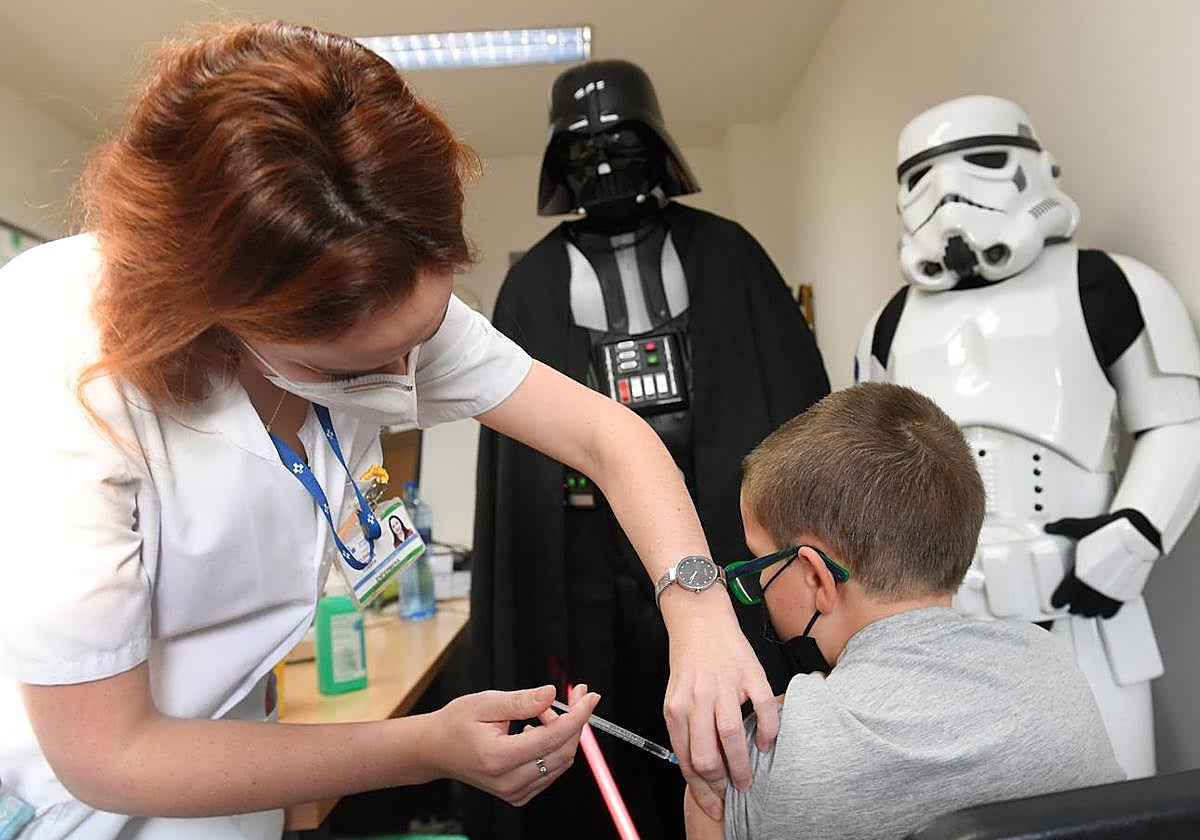 Menor siendo somtido a una dosis vacunal.