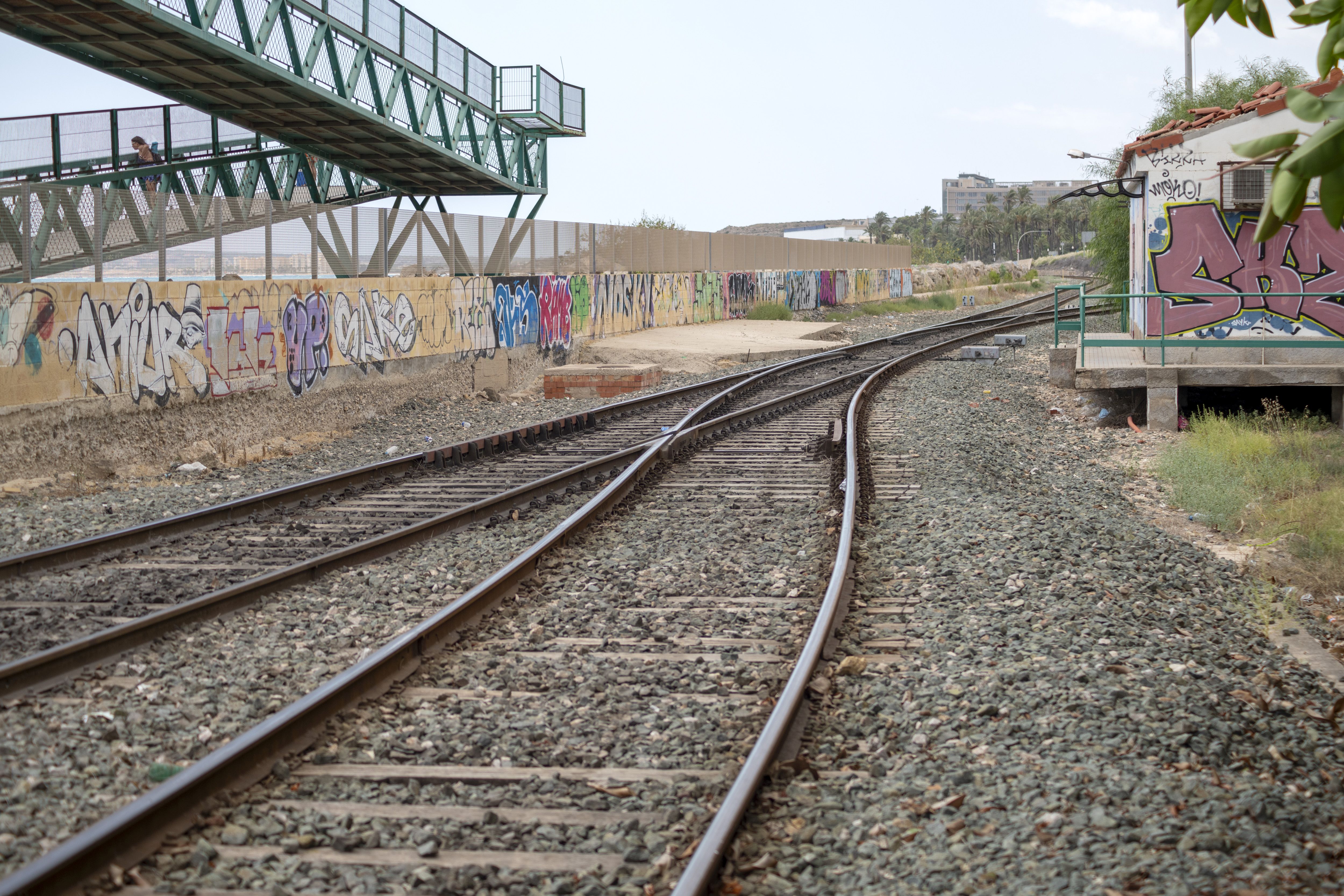 Vías del tren en la parada del barrio de San Gabriel.