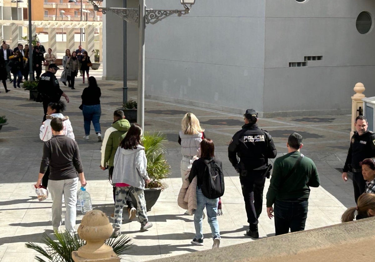 Agentes de la Policía Local acompañan a un grupo de vecinos de vuelta a casa