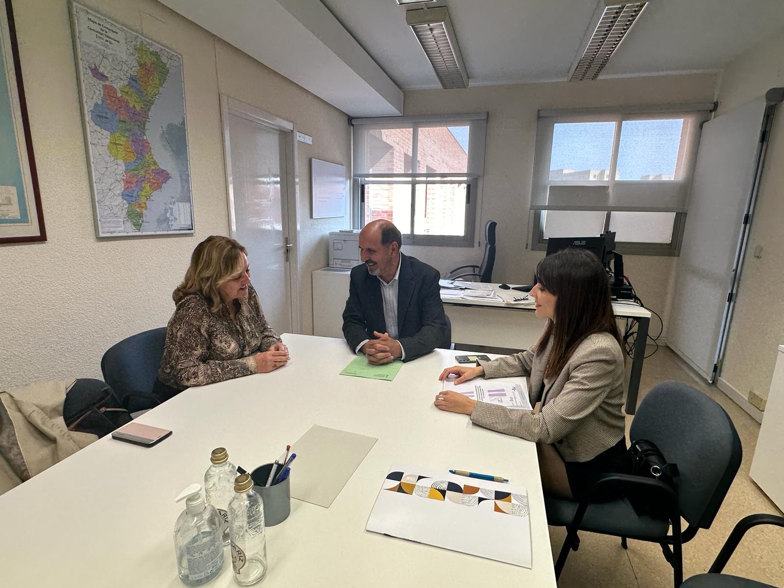 Reunión a dos bandas entre el Ayuntamiento de Calp y la Conselleria de Educación.