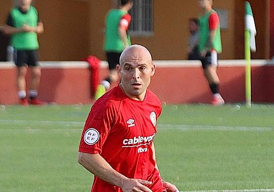 Luis Ortiz, en primer término, antes de un partido del Jove Español.
